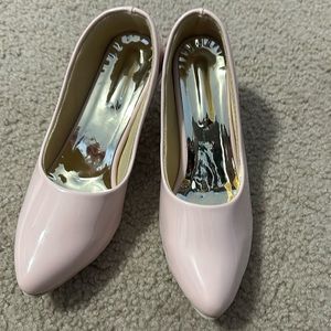 Women’s handmade closed toe heel pump